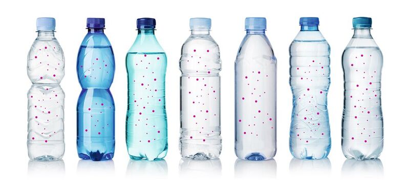 Abb. 1: In Kunststoffflaschen abgefüllte Getränke können regelrechte Sammelbecken für Mikroplastikpartikel sein.