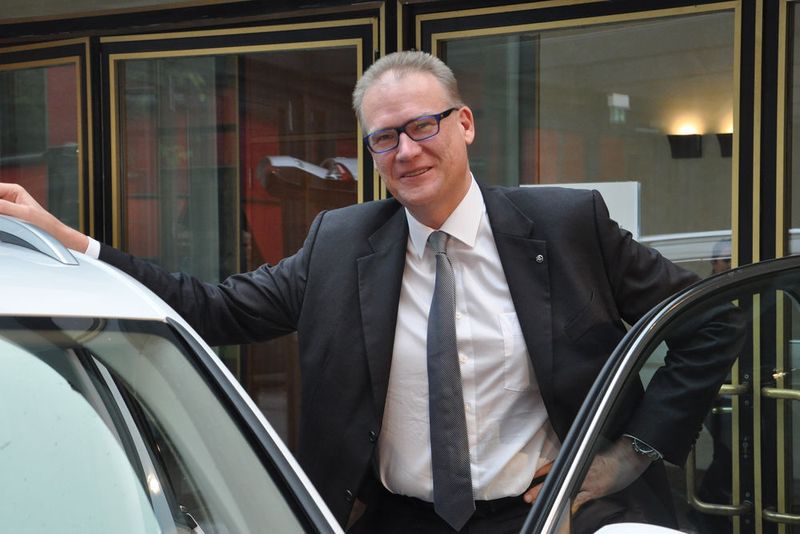 Lässt sich ebenfalls gerne mit dem neuen Zugpferd ablichten: Frank Jürgens, Geschäftsführer von Skoda Auto Deutschland. (Grimm / »kfz-betrieb«)