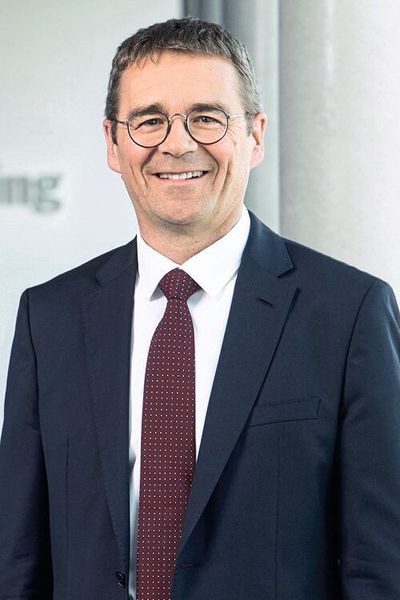 Peter Schäfer ist seit dem 1. Juni 2018 weiterer Geschäftsführer bei der Porsche Engineering Group. Der 58-Jährige war bisher Leiter Gesamtfahrzeug/Qualität im Entwicklungszentrum der Porsche und verantwortet nun gemeinsam mit Malte Radmann (Vorsitzender) und Dirk Lappe die Geschäftsfelder Derivat- und Systementwicklung, Testing sowie Digitalisierung. (Porsche)