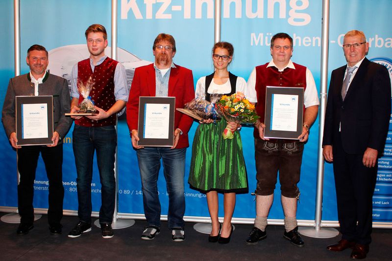 Die besten Prüflinge Kfz-Technik Pkw und ihre Ausbilder bei der Kfz-Innung München-Oberbayern: (v.li.) Alfred Jehl (Auto Jehl, Achenmühle) und Florian Stadler, Thomas Vogel (Firma Vogel, Hohenkammer), Sophia Maria Zacher und Ausbilder (Bundespolizeiinspektion Rosenheim) sowie Obermeister Johann Bader. (Bild: Innung)