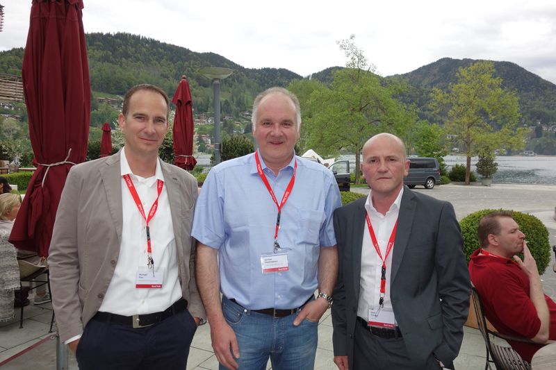 (v.l.) Michael Puls und Karsten Niedringhaus, MemoryWorld, und Olaf Tonsen, TAROX (Bild: IT-BUSINESS)
