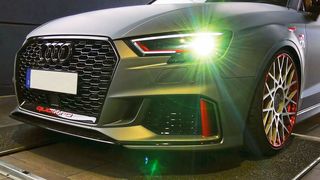 Mit einem Plattenprüfstand kann der Anwender auch extrem tiefergelegte Autos ohne Gefahr für empfindliche Anbauteile wie Spoilerlippen oder Sportschalldämpfer prüfen. (Bild: Holz/»kfz-betrieb«)