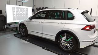 Das CSC Tool Digital von Hella Gutmann projiziert Tafelmotive für die Kalibrierung von Kameras von Fahrerassistenzsystemen mittels eines Beamers auf eine Leinwand. Eine bislang bei solchen Konzepten einmalige Technik. (Bild: Dominsky/»kfz-betrieb«)