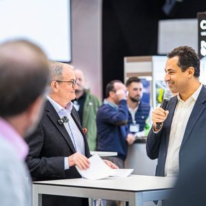 De gauche à droite : Jacques Bersier, ancien Directeur du Swiss Polymers Cluster et Raphaël Hatem, Directeur du Swiss Polymers Cluster(Source :  HERY GISEL)