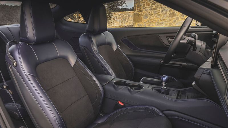 Die Ledersitze des neuen Ford Mustang weisen eine neuartige Oberflächen-Prägung auf. (Bild: Ford)