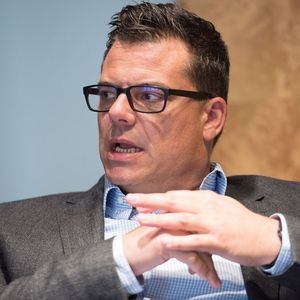 Marcus Ruebsam, Senior Vice President for Strategy & Solutions SAP Hybris: „KI macht unsere Systeme zum ersten Mal intelligent. Bisher hat der Mensch die CRM-Systeme gefüttert; diese Daten reichen mittlerweile aber nicht mehr aus. Durch KI gehen die Systeme viel weiter – hin bis zum Verstehen von Signalen aus den Märkten, aus der Supply Chain oder dem Service. So bekommen sie ein viel breiteres Bild von unserem Kunden als vorher.“(Bild:  Thorsten Heitmann)