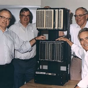 Die Pioniere der digitalen Relaislogik: Das Entwicklerteam um Richard „Dick“ Morley (im Bild ganz links) mit einem frühen Modell der Modicon 084. Ihre Entscheidung für den visuellen Kontaktplan sicherte der neuen Technologie die Akzeptanz in den Werkhallen. (Bild: Schneider Electric)