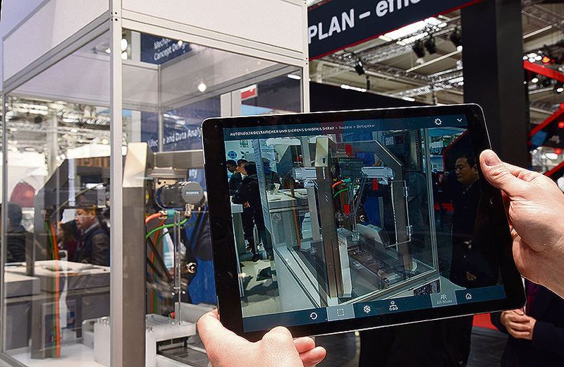 Ein Servicetechniker erhält am realen Produkt beispielsweise Informationen zu den verbauten Komponenten – über Augmented Reality. (Stefanie Michel)
