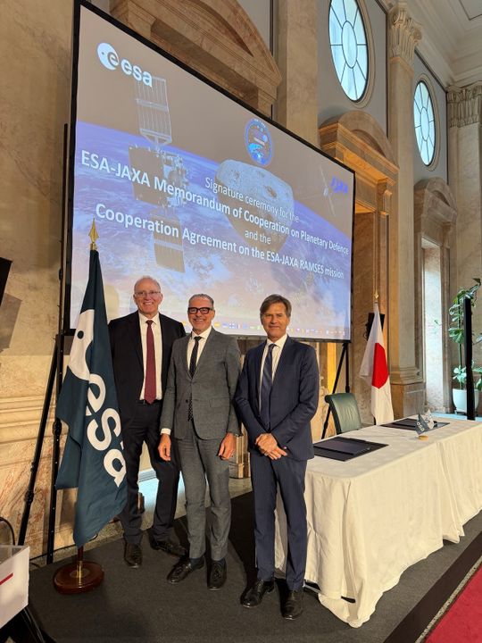 OHB CEO Marco Fuchs, together with ESA Secretary General Josef Aschbacher and Roberto Aceti, Managing Director of OHB Italia.(Source:  OHB)