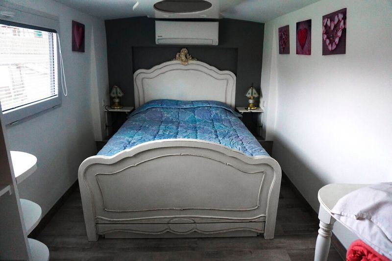 Der Setra Gelenkbus der Baureihe 200 bietet Platz für ein Doppelbett. (Daimler)