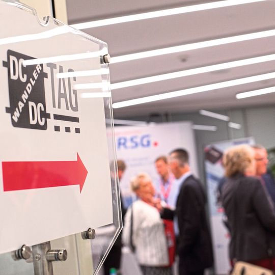Auch beim diesjährigen DC/DC-Wandler-Tag am 23. Oktober bietet die begleitende Fachausstellung wieder Gelegenheit zum intensiven Austausch zwischen den Teilnehmern. Auch beim diesjährigen DC/DC-Wandler-Tag am 23. Oktober bietet die begleitende Fachausstellung wieder Gelegenheit zum intensiven Austausch zwischen den Teilnehmern.