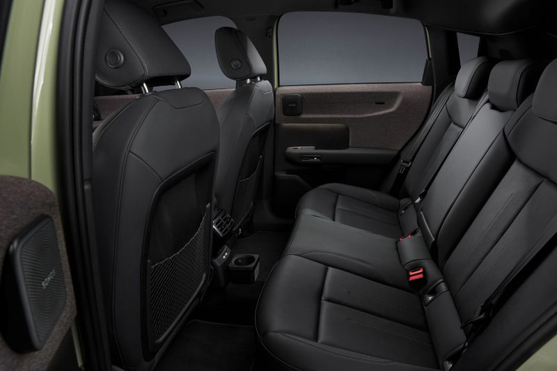 Audi hat ein variables Haltesystem für Getränkehalter und vieles mehr entwickelt – ähnlich dem „YouClip“ von Dacia. (Bild: Audi)