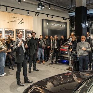 Lucid-Europachef Alexander Lutz begrüßte die geladenen Gäste.(Bild:  Lucid)