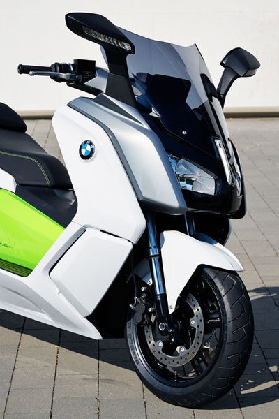 Eine spezielle Rückfahrhilfe erleichtert beim BMW C Evolution ... (Foto: BMW)
