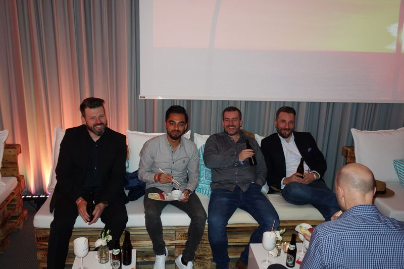 Einer isst und die anderen ernähren sich in flüssiger Form. (Bild: IT-BUSINESS)