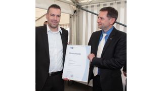 Die IHK Chemniz in Person von Michael Barth, Geschäftsführer der Regionalkammer Plauen, überreichte Geschäftsführer Titus Lehmann (l.) zum Jubiläum eine Ehrenurkunde. (Bild: Lehmann)