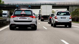 In die Heckscheibe werden Hinweise projiziert, zum Beispiel Warnungen vor einem Stauende. (Mercedes)