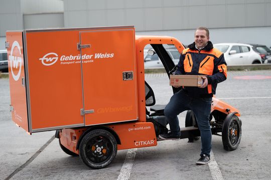 Chance für Umwelt und Langzeitarbeitslose! Gebrüder Weiss transportiert in Vorarlberg jetzt auch mit E-Lastenfahrrad. Ausgeliefert werden Pakete in der Region dabei von Arbeitssuchenden, die bei der Integra organisiert sind.(Bild:  Weiss / A. Serra)