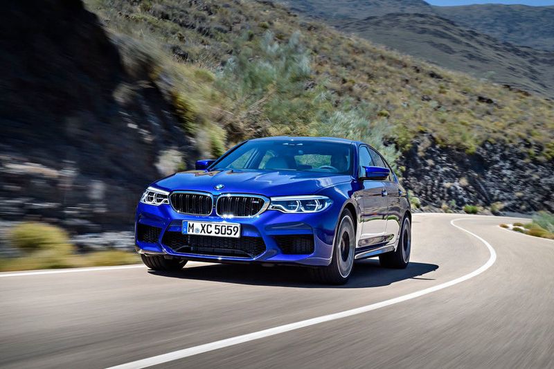 In 3,4 Sekunden werden aus dem Stand 100 km/h erreicht, in 11,1 Sekunden 200 km/h. Die Höchstgeschwindigkeit wird bei 250 km/h elektronisch abgeregelt, auf Wunsch jedoch auch erst bei 305 km/h.  (BMW)