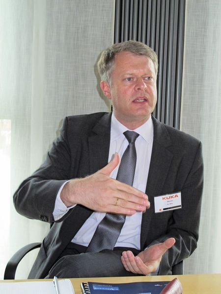 „Bei der Mensch-Roboter-Kooperation wird der Roboter nackter, das heißt, er braucht viel weniger Peripherie”, erläutert Martin Hägele, Abteilungsleiter Robotersysteme beim Fraunhofer-Institut für Produktionstechnik und Automatisierung IPA.  (Bild: Kroh)