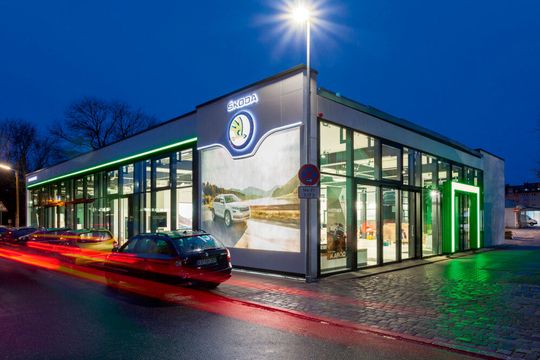 Meilenstein für das Standortkonzept von Graf Hardenberg: der neue Skoda-Schauraum in Karlsruhe.(Bild:  Nikolay Kazakov)