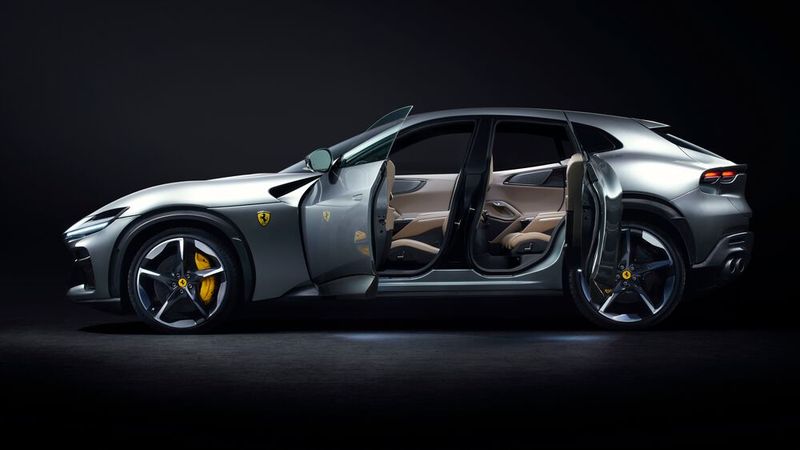 Die hinteren Türen öffnen sich elektrisch wie beim Rolls-Royce nach vorne. (Bild: Ferrari)