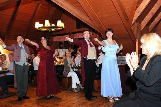 Die Lieder „Wien wird bei Nacht erst schön“ und „der Himmel voller Geigen“ präsentierten die Künstler mit viel Elan und ließen die Teilnehmerinnen nicht mehr ruhig auf ihren Plätzen sitzen. (Archiv: Vogel Business Media)