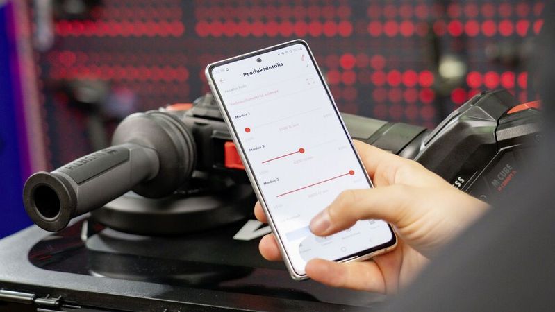 Vernetzte Werkzeuge von Würth lassen sich per App auf unterschiedliche Anforderungen einstellen, etwa auf das Bohren von Auminium oder Stahl.(Bild:  Würth)