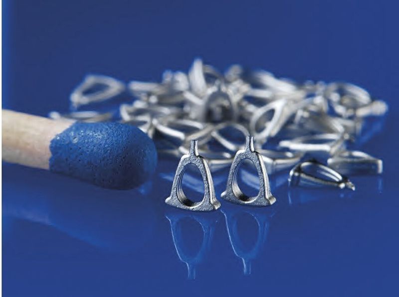 Und auch das bekommen Besucher auf einer K zu sehen: Mittels Mikro-Metallpulverspritzguss gefertigte Gehörknöchelchen aus biokompatiblem Titan. (Bild: Fraunhofer IFAM)