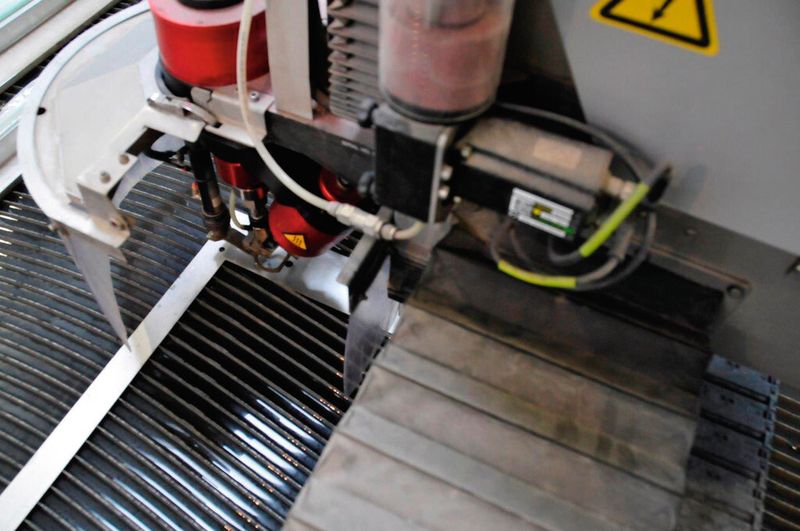 Der 2,5D-Schneidkopf ist ein fünfachsiges System, das mit vom Hersteller selbst entwickelten Hohlwellenmotoren ausgestattet ist. (Bild: Resato)