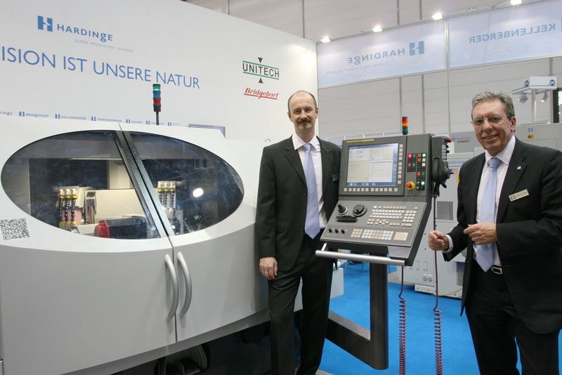 Kellenberger präsentiert seine Schleiflösungen, links Patrick Bischoff von Kellenberger, rechts Robert A. Seach, Internationaler Verkaufsmanager bei Hardinge. (Bild: Anne Richter, SMM)
