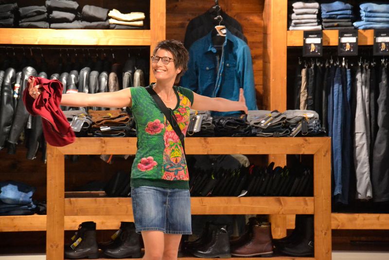 Das  Motorradhaus präsentiert nicht nur eine riesige Auswahl, es erlaubte unter anderem Mareile Guderjahn, bis in die späten Abendstunden einzukaufen.   (Bild: Michel/»kfz-betrieb«)