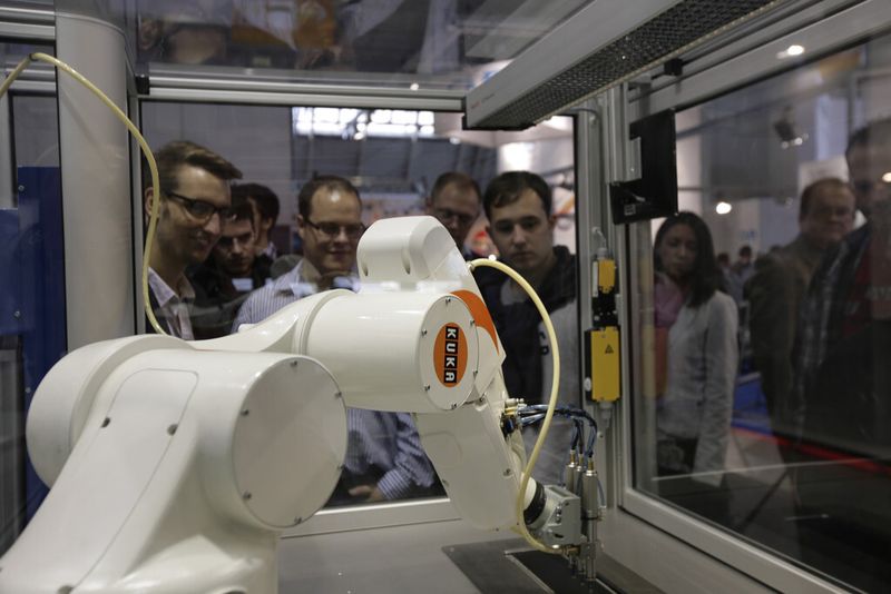 Die Fachbesucher zeigen an den Robotern auch Interesse. (Bild: Motek)