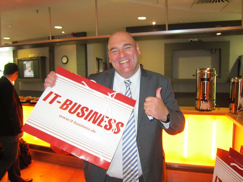 Oliver Gorges, cop software + Services, und sein Lieblingsmagazin IT-BUSINESS.  (Bild: IT-BUSINESS)