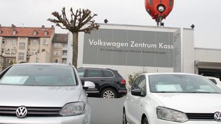 Ein besonderer Blickfang steht über dem Volkswagen Zentrum Kassel. (Foto: Udo Schwickal)