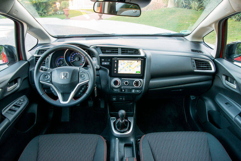 Der Innenraum des Honda Jazz Dynamic: Rote Ziernähte sollen den sportlichen Caharakter betonen. (Honda)