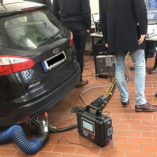 Damit die Abgase deutlich sauberer werden, sollen die Stuttgarter kräftig Denox-Systeme nachrüsten.(Bild:  Helge Jahn / UBA)