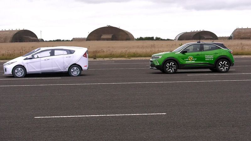 Das Arsenal der Assistenzsysteme im Opel Mokka-E bietet im Hinblick auf den Autobahnpiloten ledigich „Einstiegsniveau“.(Bild:  EuroNCAP)
