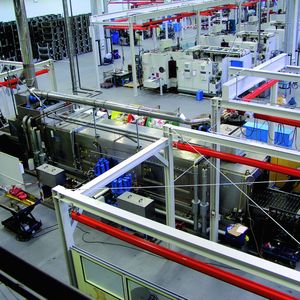 Bild 2: Anlage zur Durchlaufreinigung von Gehäuseteilen für Differenzialgetriebe. Aufgrund des hohen Späneeintrags ist eine aufwändige Badpflege erforderlich. Bild: BVL Oberflächentechnik