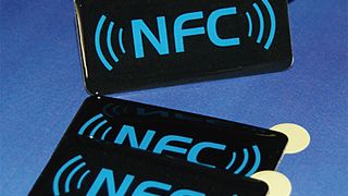 Die NFC Mobile Phone Sticker Familie wurde spezifisch zum Nachrüsten von Mobiltelefonen auf NFC-Dienste entwickelt. Die selbsthaftenden Tags lassen sich auf allen Geräten anbringen. (Foto: SES RFID Solutions)