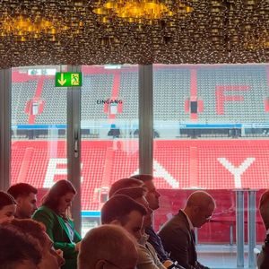 Mit Blick auf das Fußballstadion...(Bild:  © Serina Sonsalla)