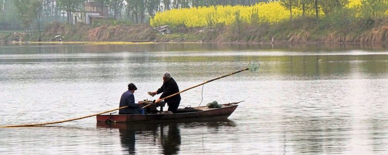 Fischer am Shaying-Fluss in China. Das Verständnis von Vielfalt und Zusammensetzung von Fischgemeinschaften sowie der menschlichen Einflüsse darauf ist nicht nur aus wissenschaftlicher Sicht wichtig, sondern auch wirtschaftlich und kulturell relevant, da Fische und Fischerei in vielen Flusssystemen ökonomisch wichtig sind. (Bild:  Florian Altermatt, UZH/Eawag)