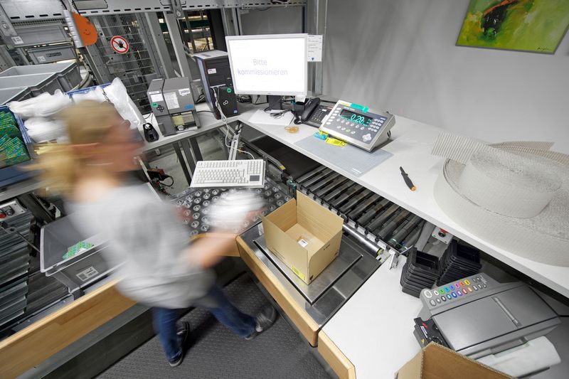 Moderne Arbeitsplätze gewährleisten ein Höchstmaß an Kommissionierqualität und Ergonomie. (Bild: Witron)