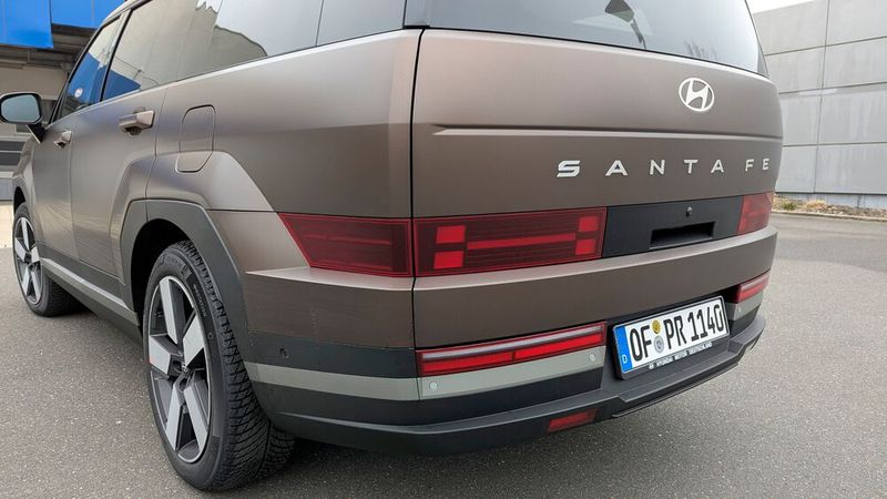 ... nicht zuletzt auch wegen der bis in die Seitenwand gezogenen Heckleuchten. (Bild: Rosenow – VCG)