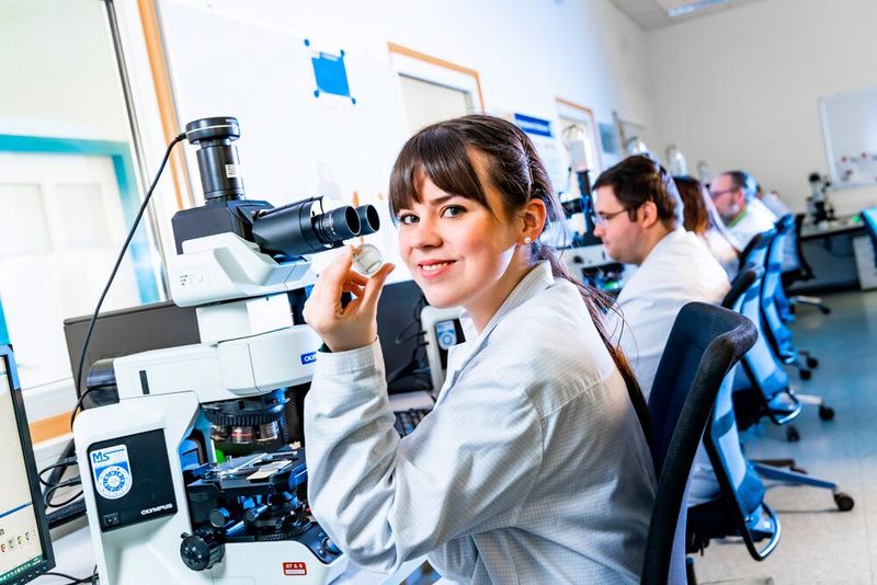 Die Data & Analytics-Plattform kann es ermöglichen, eine bessere und fundierte Entscheidungen auf Grundlage von Daten zu treffen, was zu Kosteneinsparungen, Produktivitätssteigerungen und Wettbewerbsvorteilen führen kann. (Bild: AT&S)