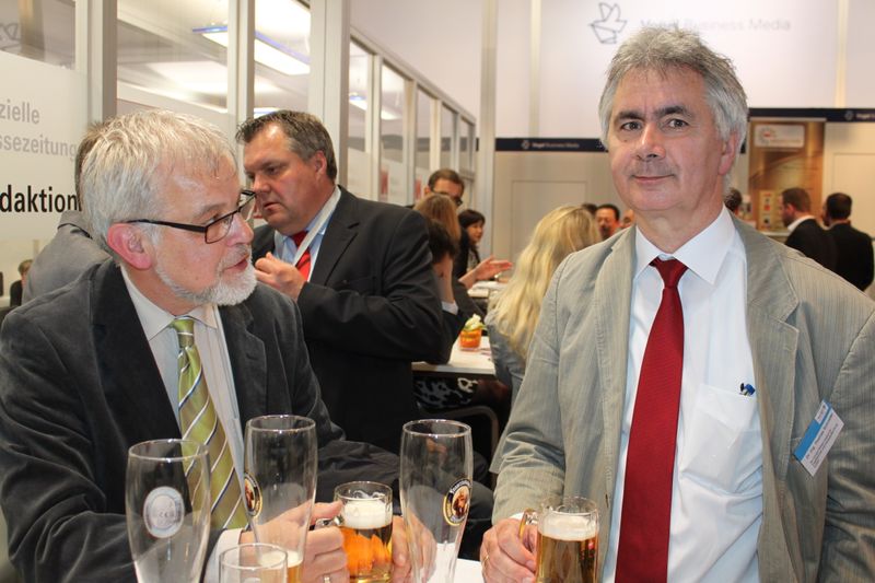 Am Dienstagabend wurde bei der Vogel Business Media am Messe-Stand in Halle 9 traditionell auf eine erfolgreiche Hannover Messe 2014 angestoßen. Gute Gespräche und Live-Musik von der Band „Famos“ sorgten bei den zahlreichen Standpartygästen für eine ausgelassene Stimmung. (Siegl/Vogel Business Media)