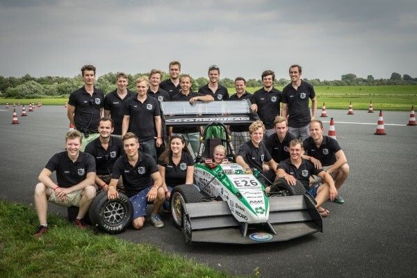 Sie haben es geschafft: Mit einem Sprint von 0 auf 100 km/h in nur 1,779 Sekunden haben dies Studenten des GreenTeams Uni Stuttgart den bisherigen Beschleunigungs-Weltrekord für elektrisch angetriebene Fahrzeuge gebrochen. (Bild: Felix Bezler/GreenTeam Uni Stuttgart e.V.)