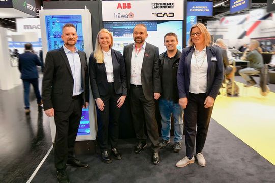 Der KI-generierte Demonstrationsschrank, der auf der SPS 2025 erstmals gezeigt wurde, entstand als Gemeinschaftsprojekt von WSCAD, ABB, Phoenix Contact und häwa.(Bild:  Phoenix Contact)