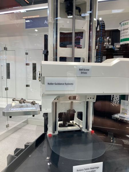 Dieser Showcase zeigt, welche Produkte Schaeffler hier bieten kann (Bild: Stefanie Michel)