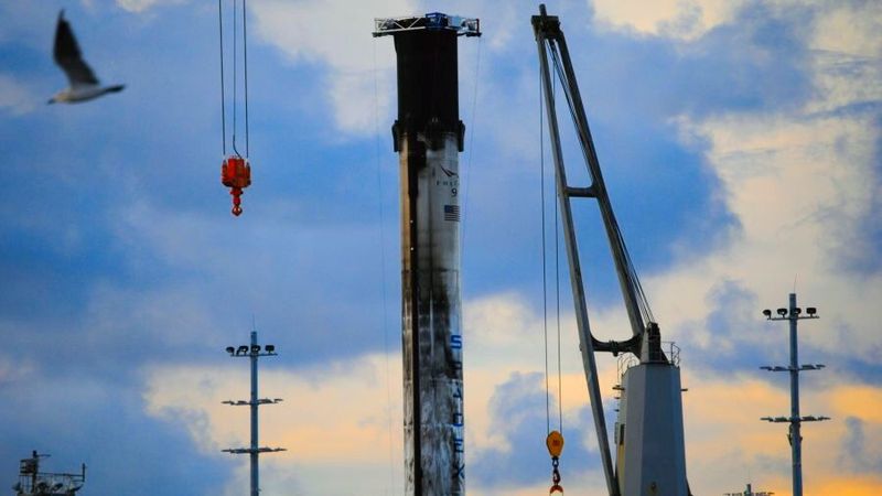 Der Börsengang von Spacex erfolgt in Kürze und es wird klar, dass Elon Musk es ernst mit den Rechenzentren im Weltall meint – was konkret dahinter steckt.(Bild:  SpaceX F9 booster return /Athena Iluz / CC BY 4.0)